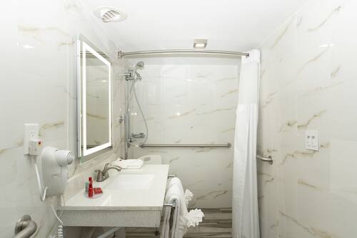 Tina con regadera, amenidades de baño gratuitas, secadora de cabello
