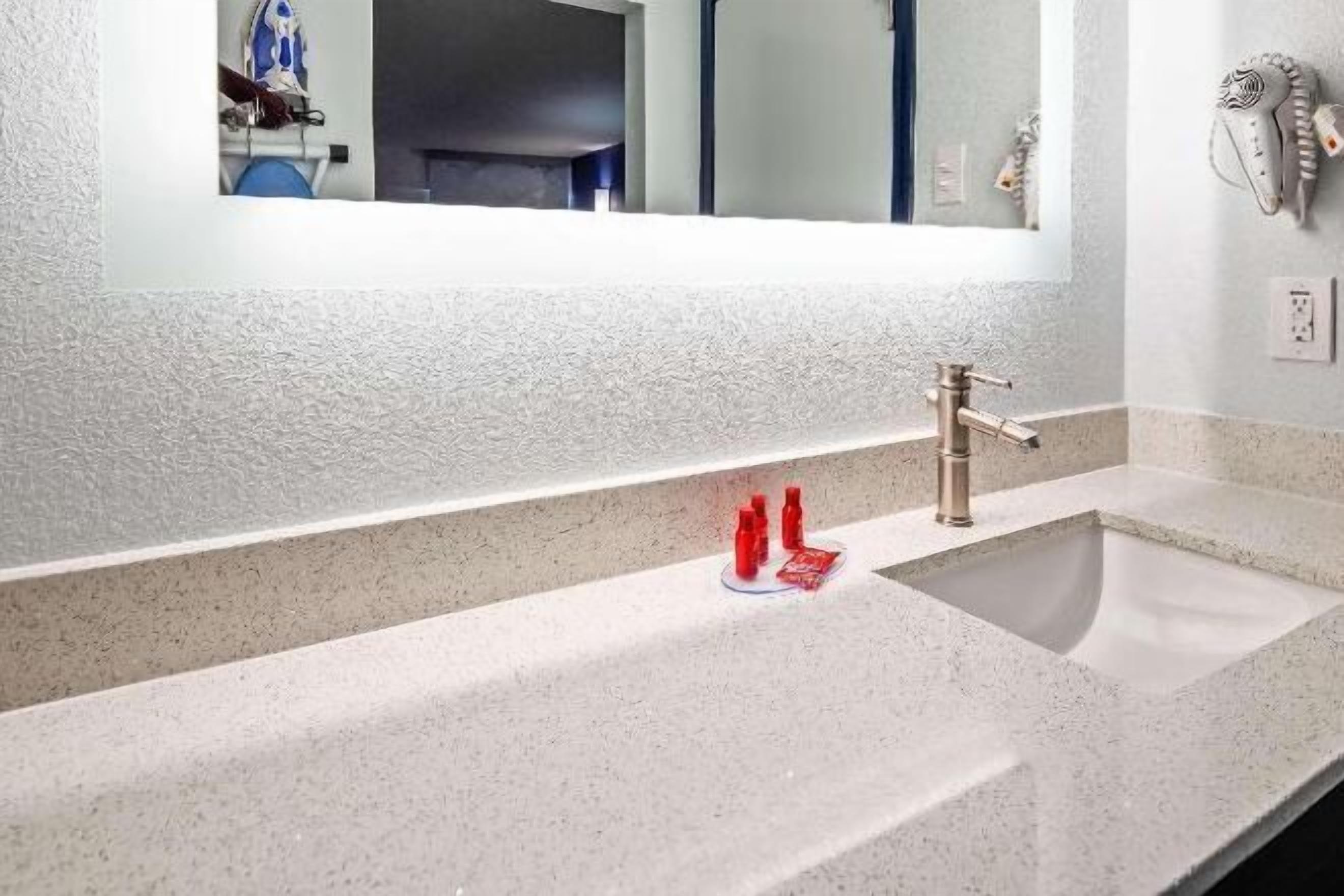 Badkamer | Een bad/douchecombinatie, gratis toiletartikelen, een haardroger