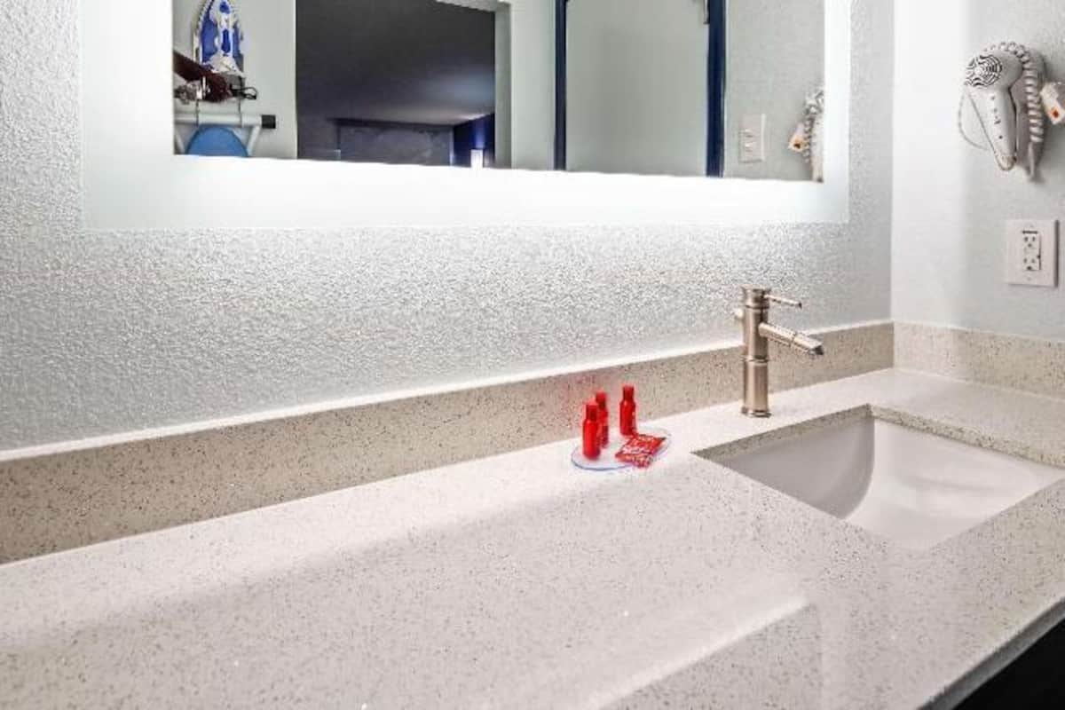 Bathroom | Combined shower/tub, free toiletries, hair dryer, towels