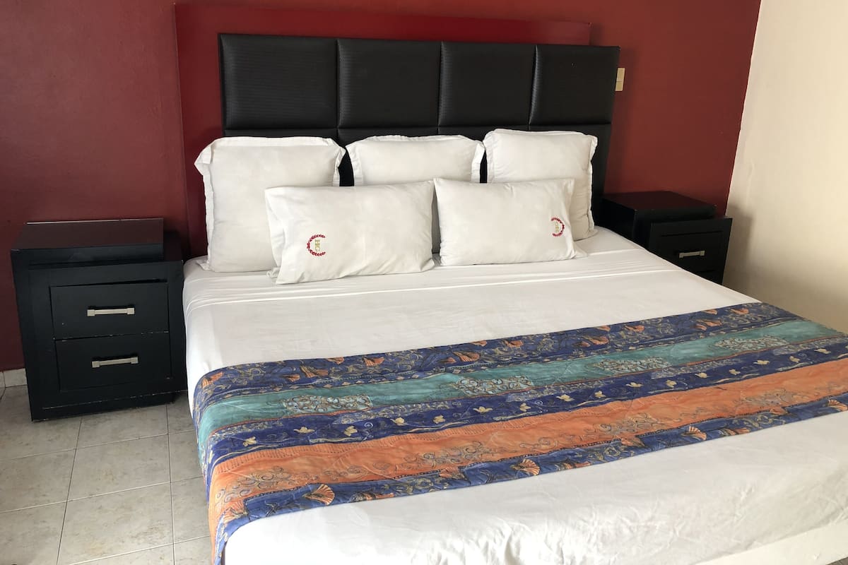 Standard Room, 1 King Bed