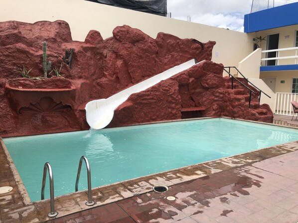 Una piscina al aire libre, sombrillas