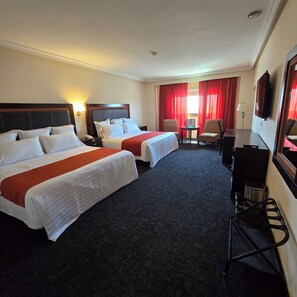 Premium bedding, in-room safe, desk, laptop workspace - Hotel Two Select (Culiacán)