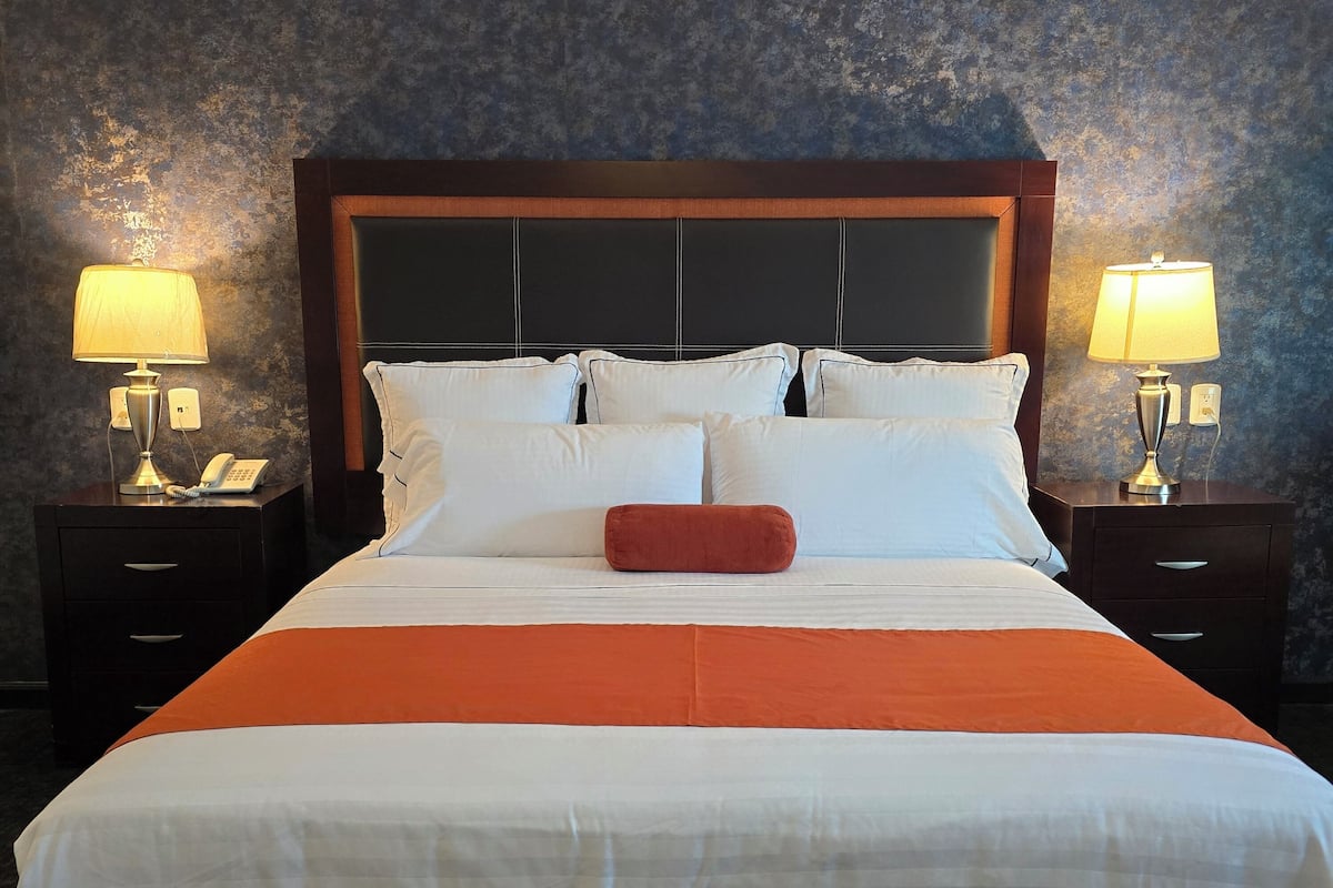 Kamar Double, 1 Tempat Tidur King | Seprai premium, brankas, meja kerja, dan ruang kerja ramah laptop