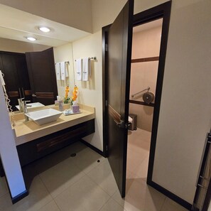 Premium bedding, in-room safe, desk, laptop workspace