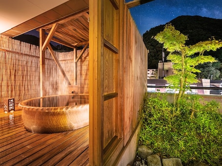 Quarto tradicional, vista para o jardim (with Open air bath, 24sqm) | Roupas de cama premium, cofres nos quartos, escrivaninha. Konjakutei