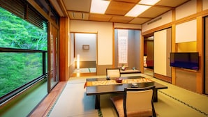 Une pièce de style japonais traditionnel, avec un sol recouvert de tatamis, une table basse et des portes coulissantes.