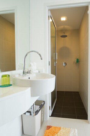 Shower, rainfall showerhead, free toiletries, hair dryer - The WIDE Suites (Phuket)