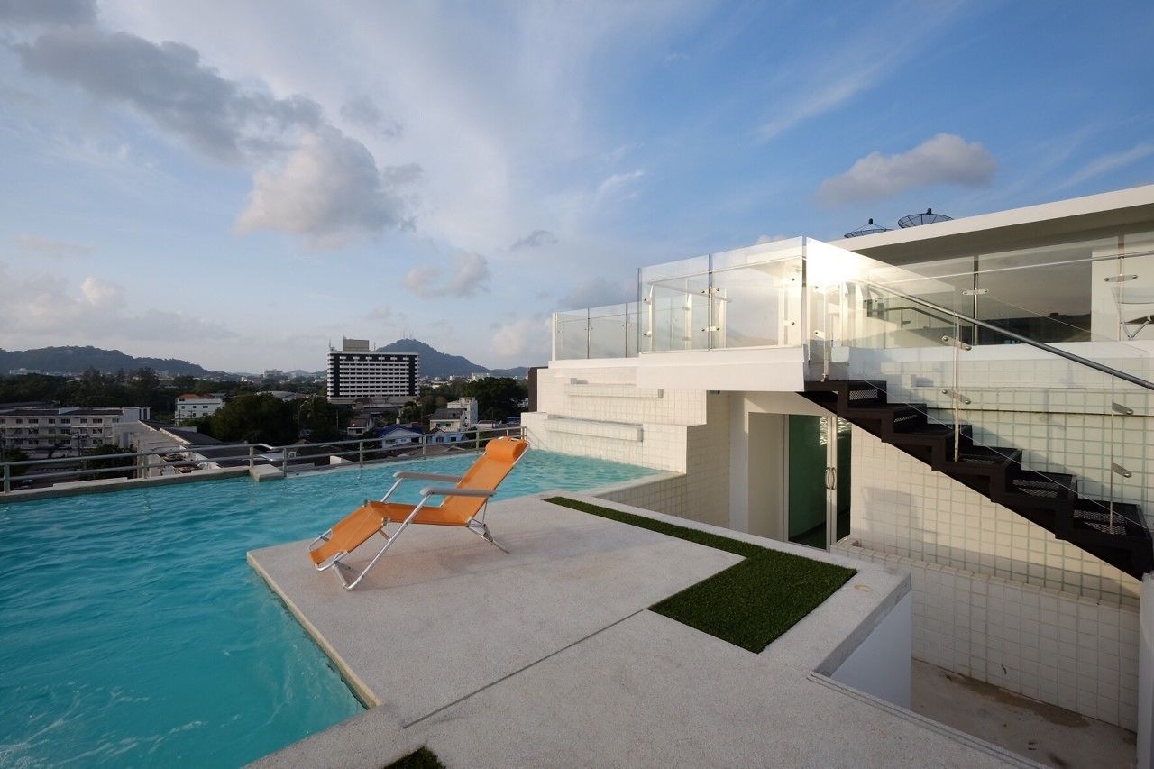 Ulkouima-allas, aurinkotuoleja