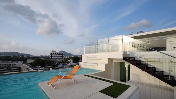 Outdoor pool, sun loungers - The WIDE Suites (Phuket)