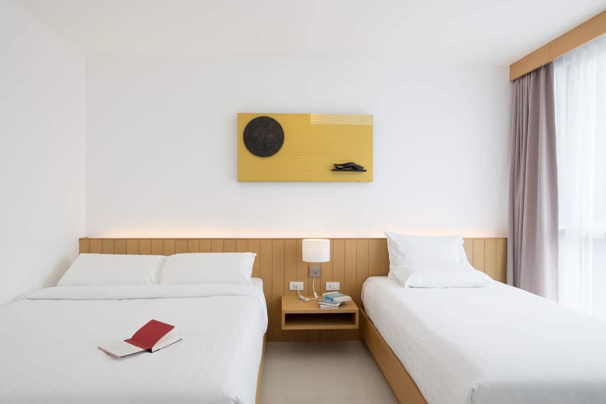 1 غرفة نوم وأغطية فراش متميزة وخزنة داخل الغرفة وستائر تعتيم