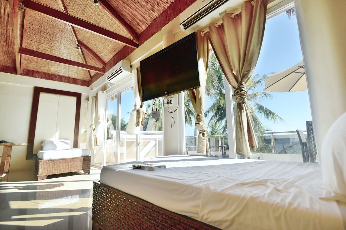 family room, 1 bedroom, ocean view | blackout curtains, free wifi