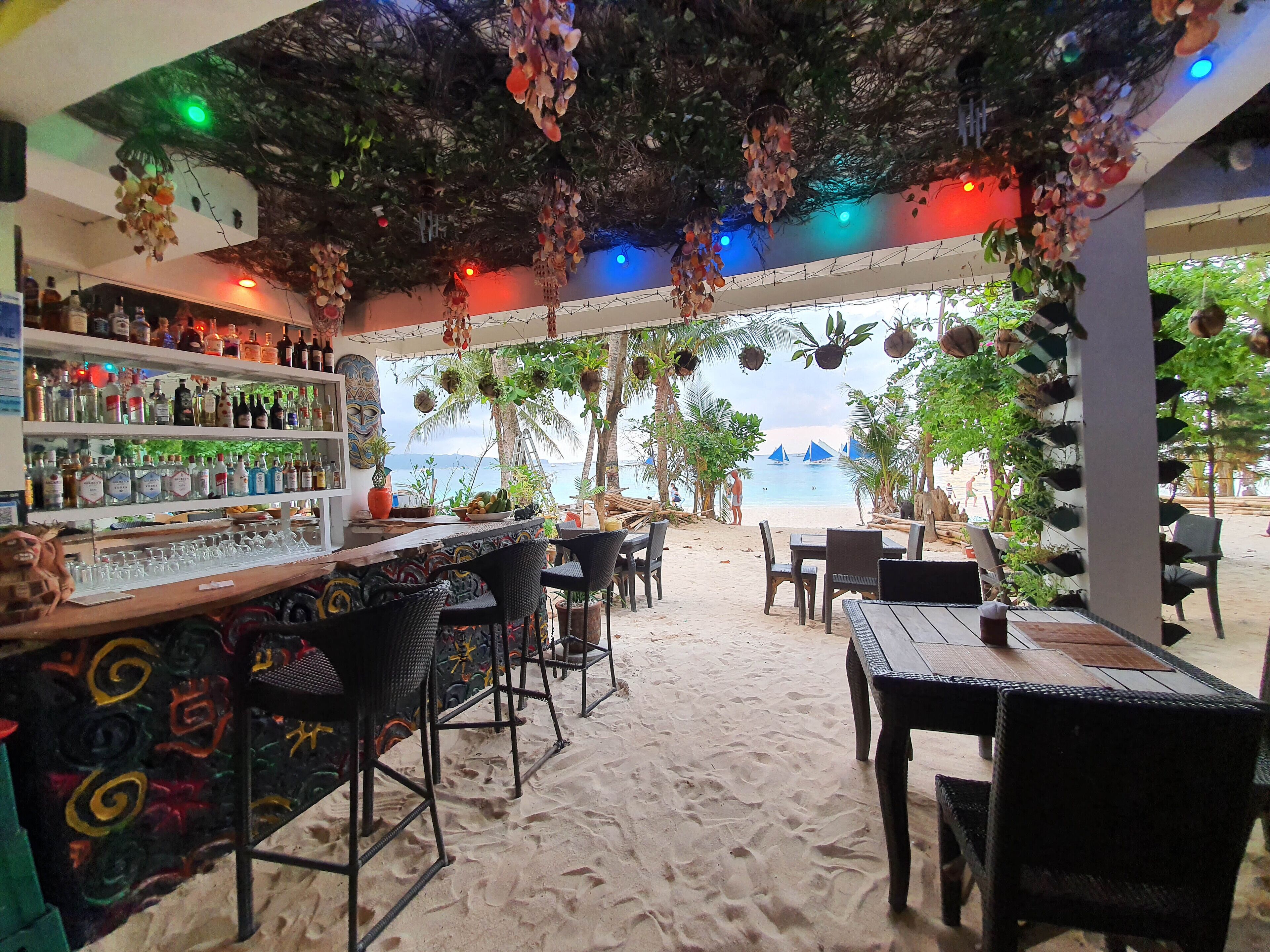 breakfast, lunch, dinner served; international cuisine