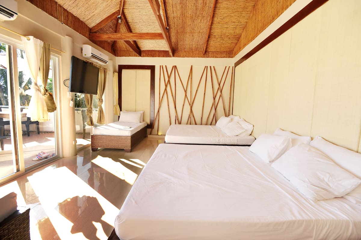 family room, 1 bedroom, ocean view | blackout curtains, free wifi