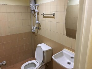 Shower, towels - Alta City Pension (Puerto Princesa)