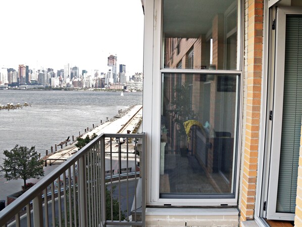 ラグジュアリー アパートメント 2 ベッドルーム リバービュー オーシャンフロント | バルコニー