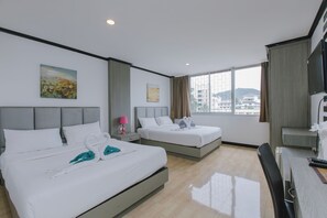 Een minibar, een kluis op de kamer, een bureau, verduisterende gordijnen