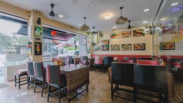 Café da manhã, almoço e jantar; culinária tailandesa