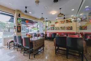 Petit déjeuner, déjeuner et dîner servis sur place, plats Cuisine thaï
