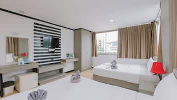 Minibar, pengeskab på værelset, skrivebord, mørklægningsgardiner