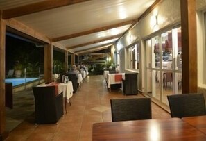 Outdoor dining - Hotel Evasion (Sarramea)