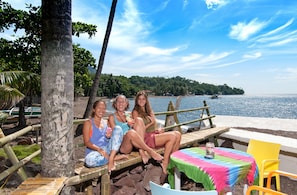 Se sirven desayunos, comidas y cocina internacional con vista a la playa