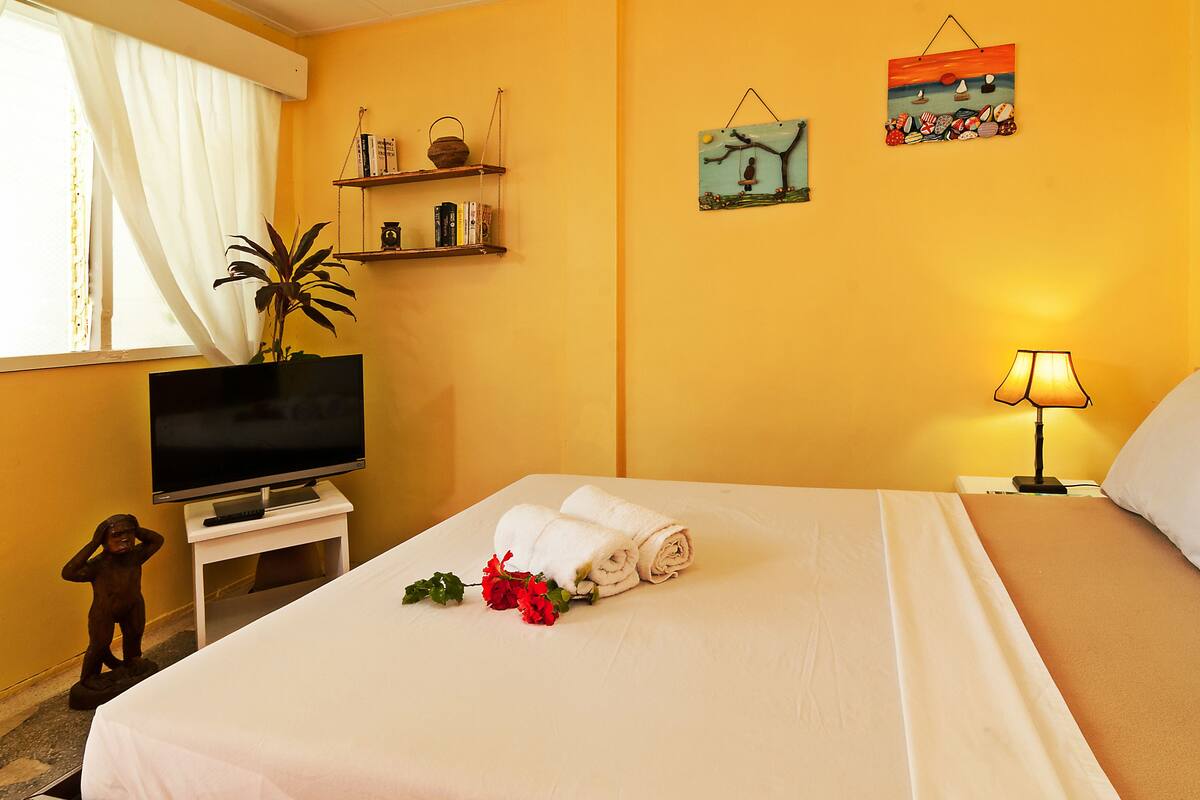 Rollaway beds, bed sheets