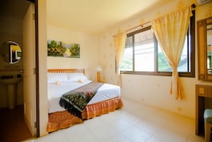 Standard Seaview | Minibar, in-room safe, desk, blackout drapes - Klong Muang Sunset Hotel (Krabi)