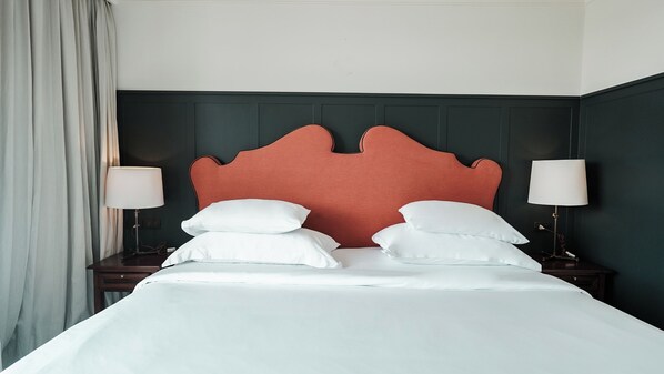 One Bedroom Suite (Free Airport Drop Off) | Brankas, meja kerja, setrika/meja setrika, dan Wi-Fi gratis