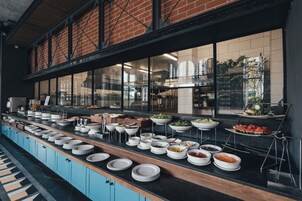 每日供應自助早餐 (每人 THB300)