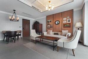 Suite, 1 dormitori | Sala d'estar | Televisor LCD 