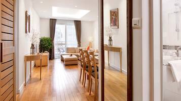 Apartamento superluxo, 2 quartos, 2 banheiros, vista para a cidade | Roupas de cama premium, cofres nos quartos, individualmente decorados