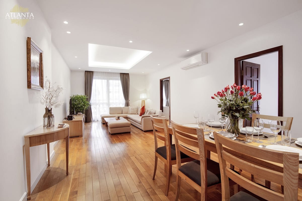 Appartamento Luxury, 2 camere da letto, 2 bagni, vista città | Area soggiorno | TV LCD 32 pollici con canali via cavo, TV