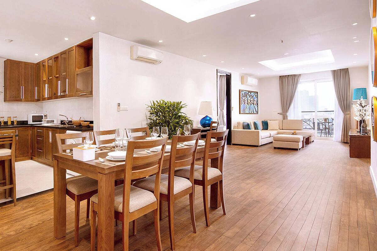 Un appartement moderne comprenant un coin repas, une cuisine, un salon et un balcon.