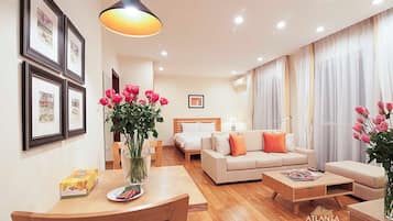 Standardstudio-suite - 1 kingsize-seng - badekar - byudsigt | Premium-sengetøj, pengeskab på værelset, individuelt design