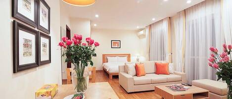 Standard Studio Suite, 1 King Bed, Bathtub, City View