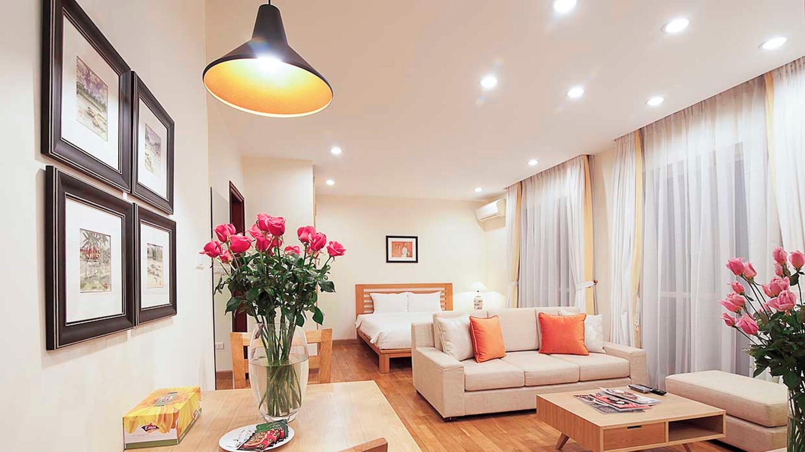 Studiosvit Standard - 1 kingsize-säng - badkar - utsikt mot staden | Sängtillbehör av högsta kvalitet och värdeförvaringsskåp på rummet