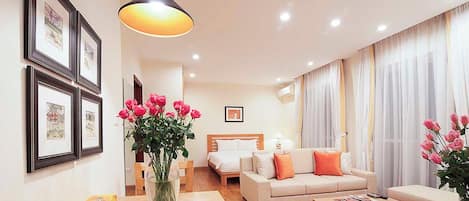 Studiosvit Standard - 1 kingsize-sÀng - badkar - utsikt mot staden | SÀngtillbehör av högsta kvalitet och vÀrdeförvaringsskÄp pÄ rummet