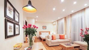 스탠다드 스튜디오 스위트, 킹사이즈침대 1개, 욕조, 시내 전망 | 고급 침구, 객실 내 금고, 각각 다른 스타일의 인테리어, 노트북 작업 공간