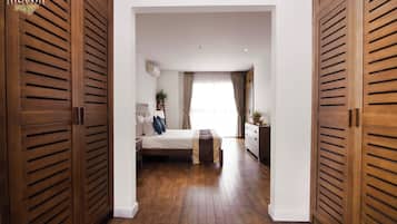 Roupas de cama premium, cofres nos quartos, individualmente decorados