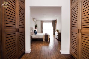 Roupas de cama premium, cofres nos quartos, individualmente decorados