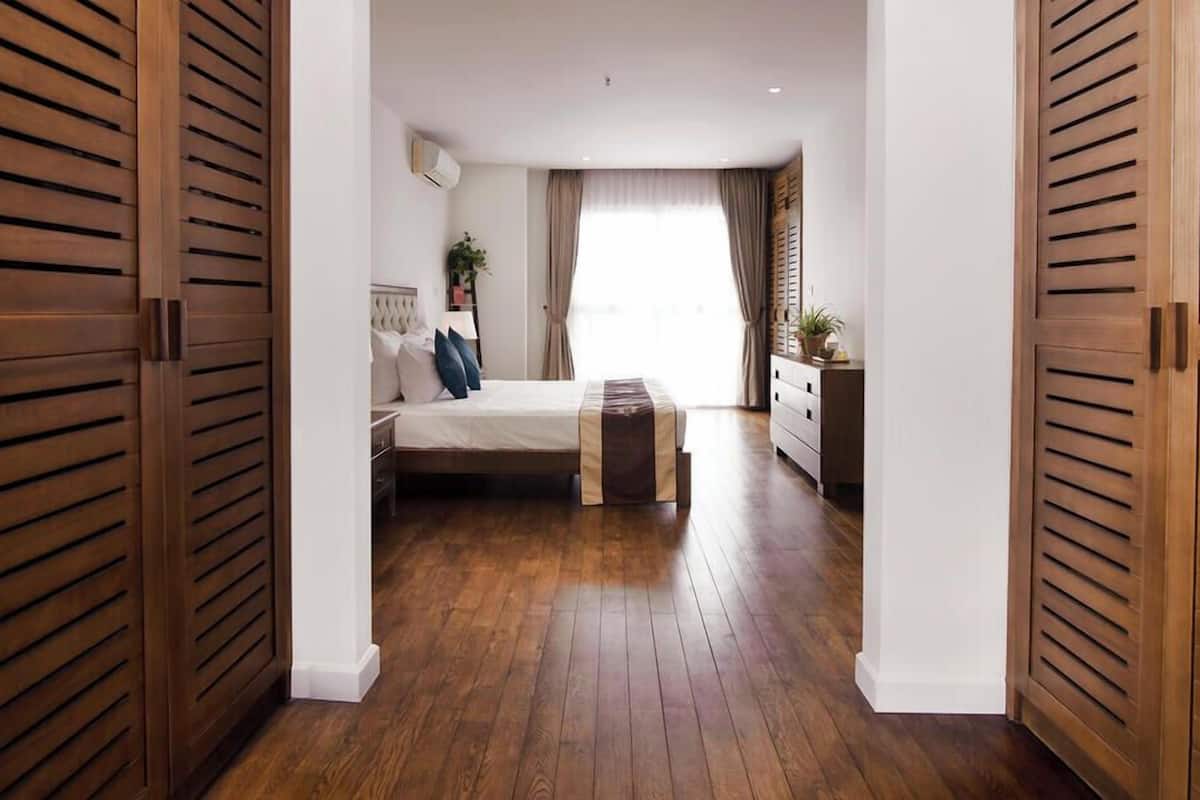Premium bedding, in-room safe, individually decorated