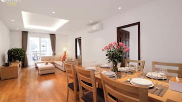 Luksus-lejlighed - 2 soveværelser - 2 badeværelser - byudsigt | Spisestue