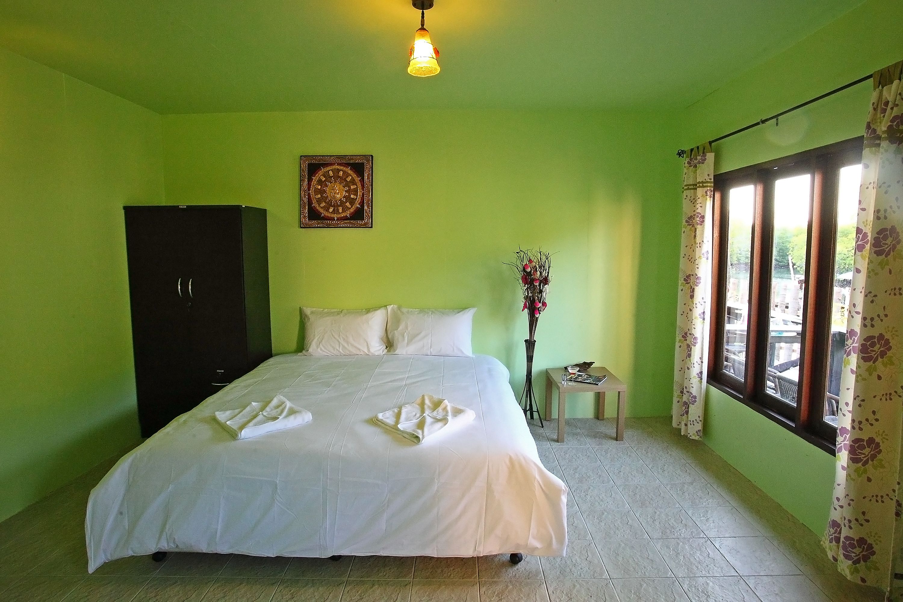 deluxe room | desk, blackout curtains