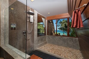 Ocean Cliff Villa | Badezimmer | Dusche, kostenlose Toilettenartikel, Haartrockner, Handtücher