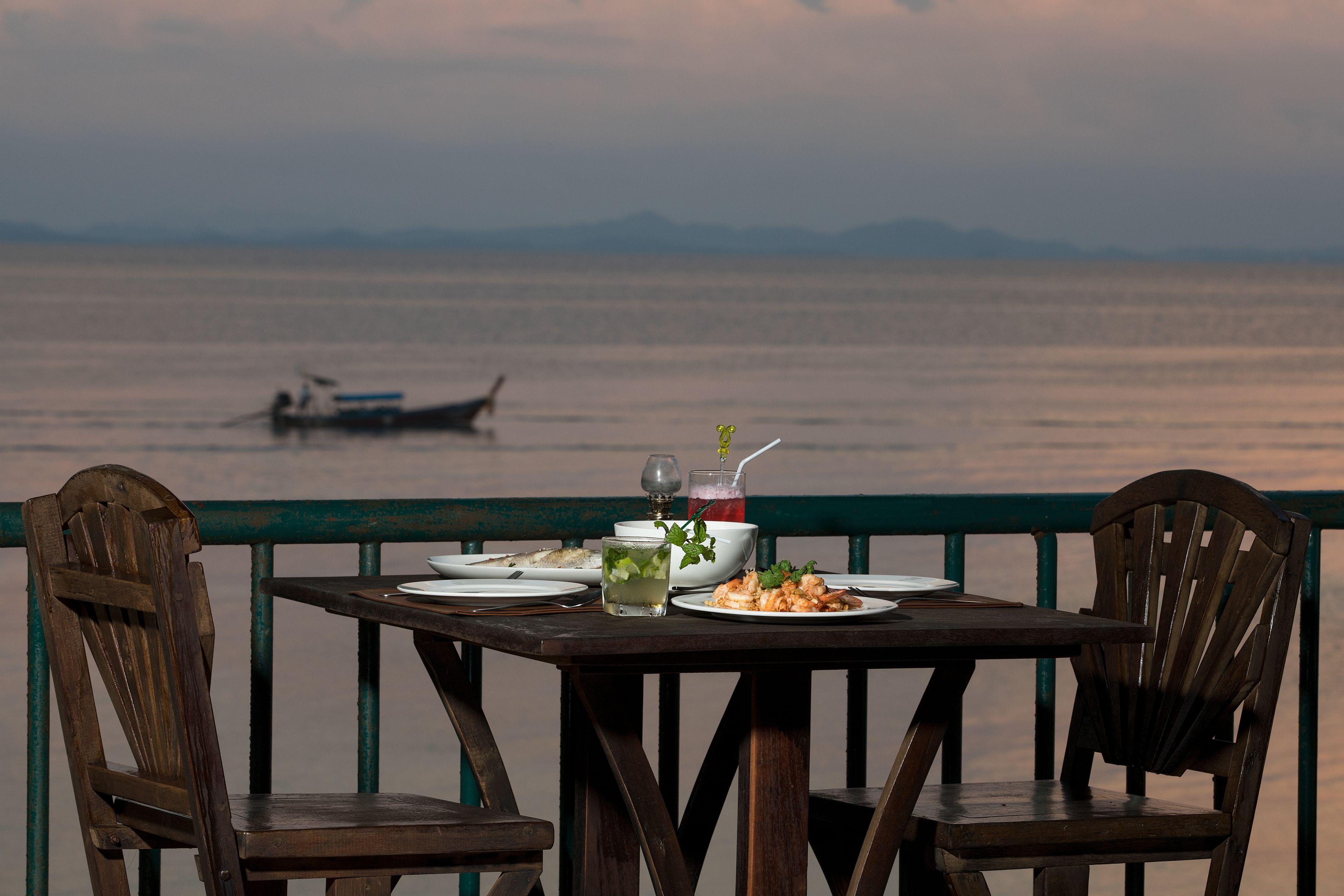 Frokost og lunsj serveres, internasjonale retter, utsikt mot havet 