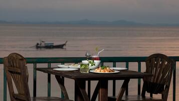 Melayani sarapan, makan siang, makan malam; dengan pemandangan laut