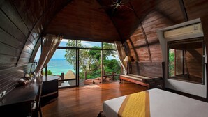 Habitació amb llit, escriptori i vistes a l'oceà.
