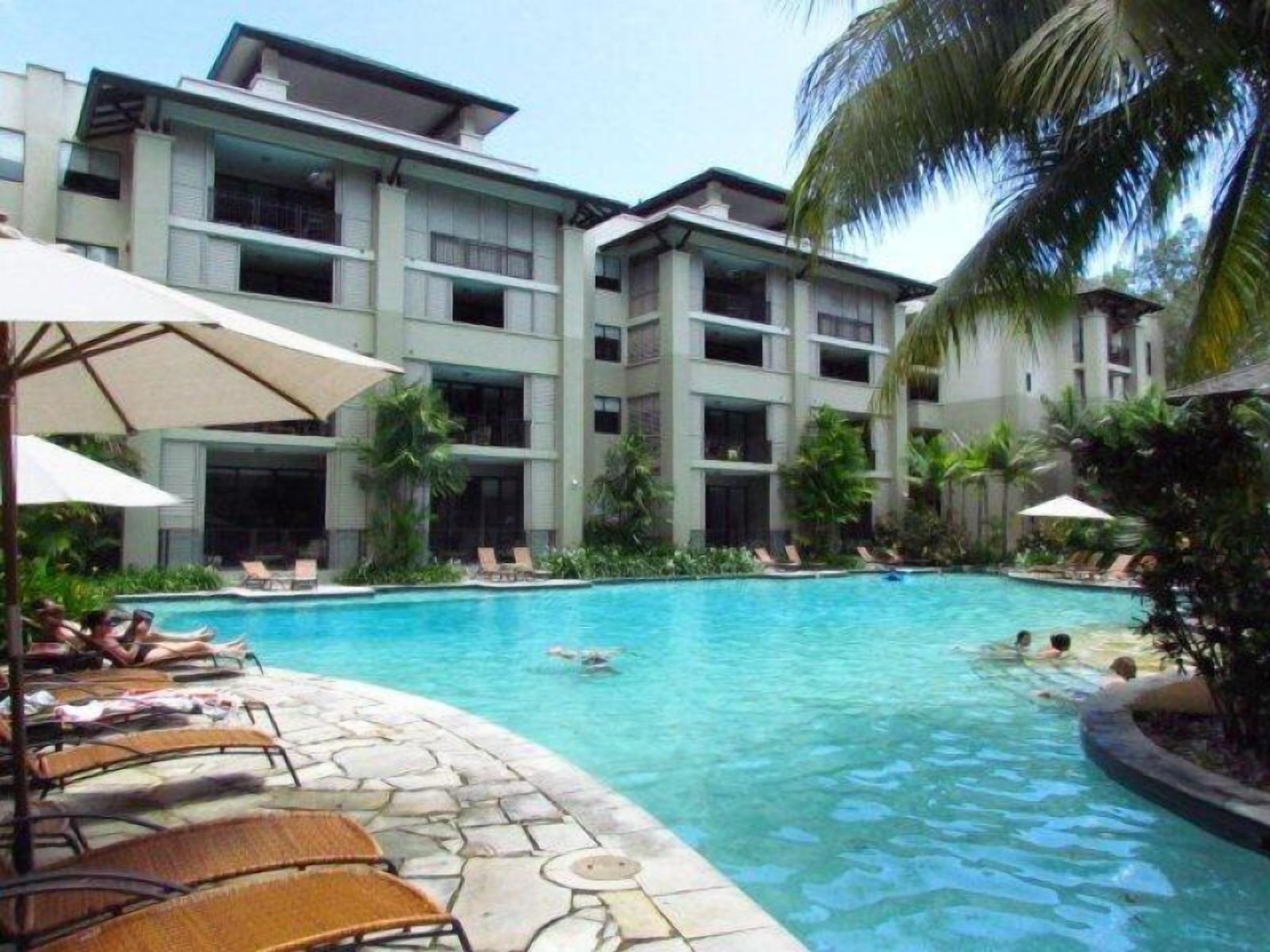 3 outdoor pools, free pool cabanas, pool umbrellas