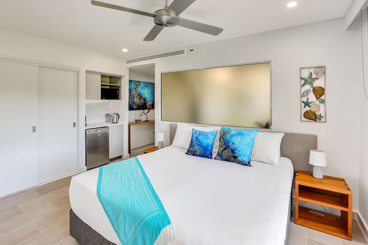 deluxe studio, 1 bedroom, partial ocean view | private kitchenette | microwave, espresso maker, toaster, high chair