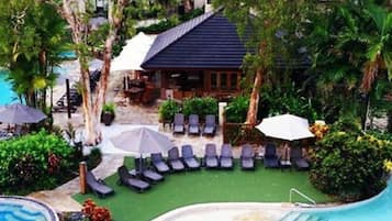 3 utendørsbassenger, bassengtelt (inkludert) og bassengparasoller